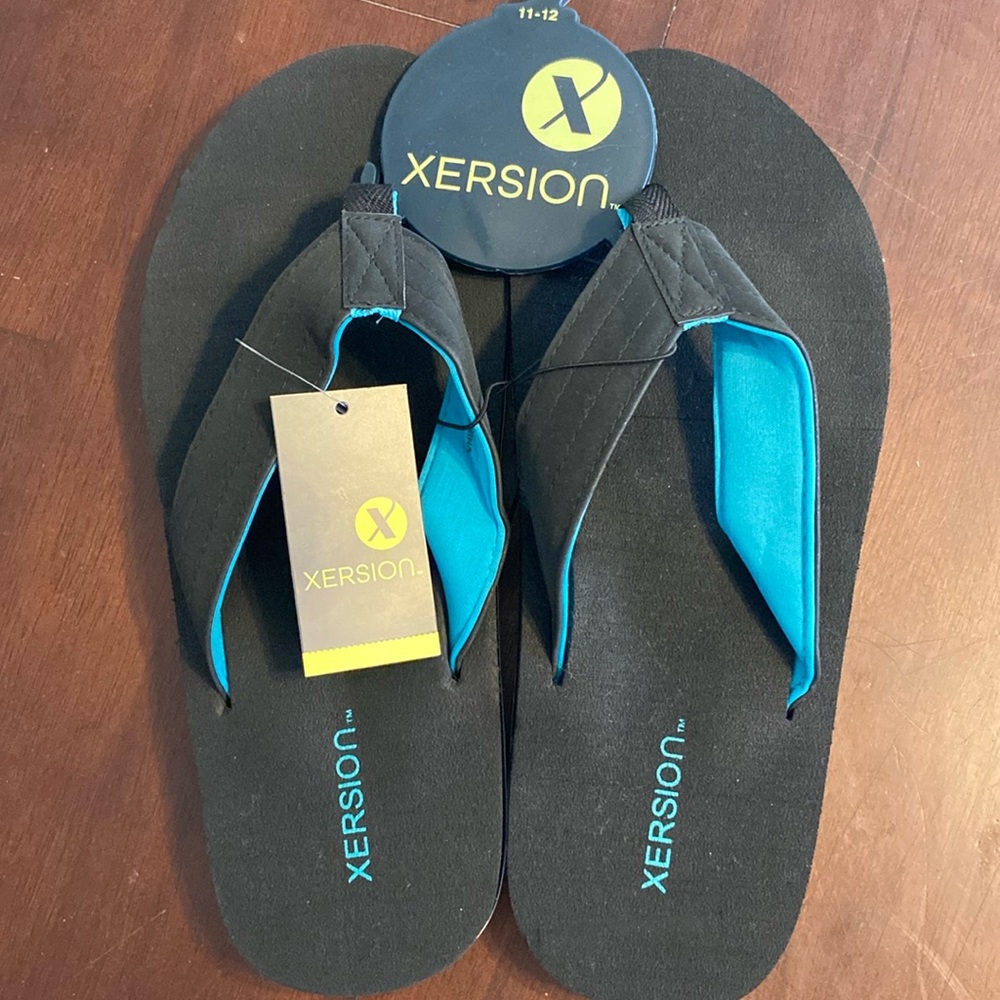 NWT Xersion men’s flip flop sandals